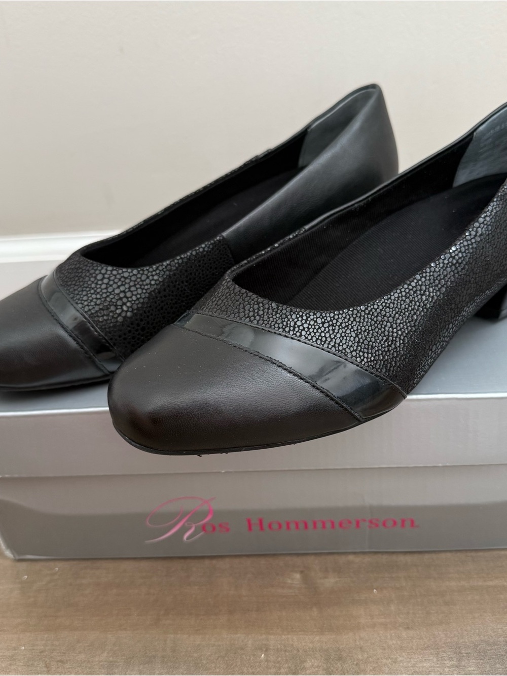 Ros Hommerson Tango Black Lizard Print Low Heel Shoe 8.5W Dressy Almond Toe EUC